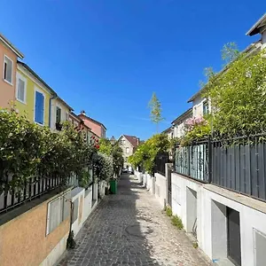 Charming Townhouse With Garden In The Of , Paris France